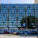 Veniamo poi attratti da un palazzo a vetri a forma di L, con una romboidale �rete� metallica verde che ne contraddistingue il prospetto